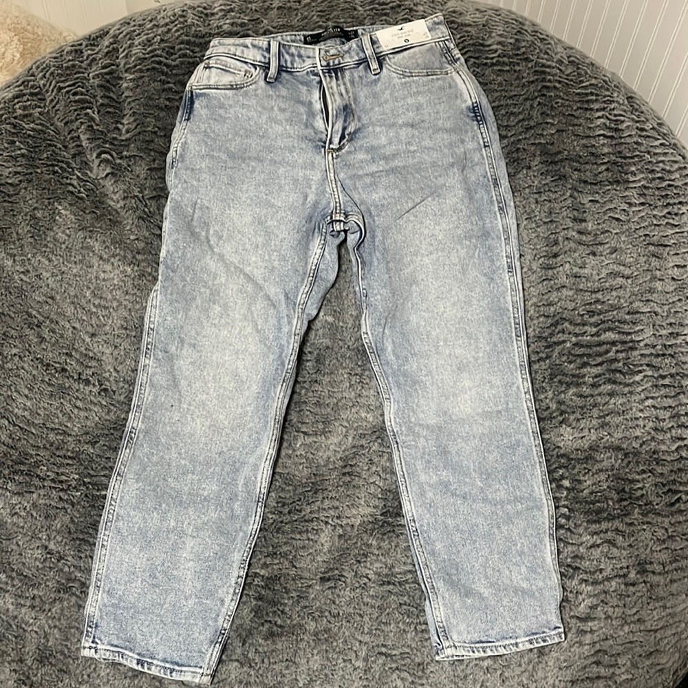 Hollister Curvy High-Rise Mom Jeans